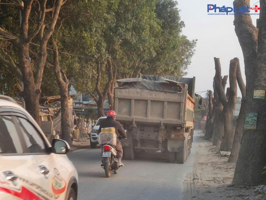 Tuyến đường 70 hàng ngày phải "gánh" lượng lớn phương tiện lưu thông qua đây, đặc biệt là những xe tải hạng nặng chuyên vận chuyển vật liệu xây dựng.