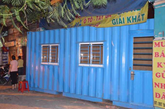 Thùng container chắn trước nhà ông Vĩnh.