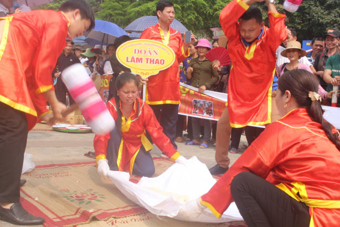 Các đội sẽ có những cách giã bánh giầy khác nhau.