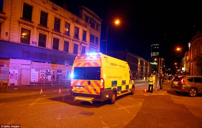 Xe cứu thương nhanh chóng có mặt tại hiện trường.