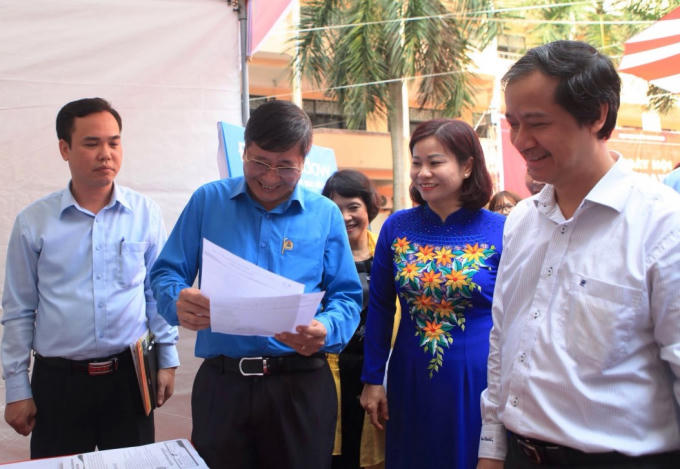 &Ocirc;ng Trần Thanh Hải, Ph&oacute; Chủ tịch thường trực Tổng LĐLĐ Việt Nam (thứ hai từ tr&aacute;i qua), &ocirc;ng&nbsp;&ocirc;ng Nguyễn Hồng D&acirc;n - Ph&oacute; Gi&aacute;m đốc Sở Lao động thương binh x&atilde; hội H&agrave; Nội c&ugrave;ng l&atilde;nh đạo ĐHQGHN tại Ng&agrave;y hội tuyển dụng.