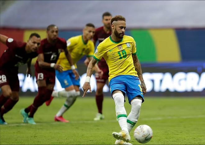 Neymar nâng tỷ số lên 2-0 cho Brazil trên chấm phạt đền.