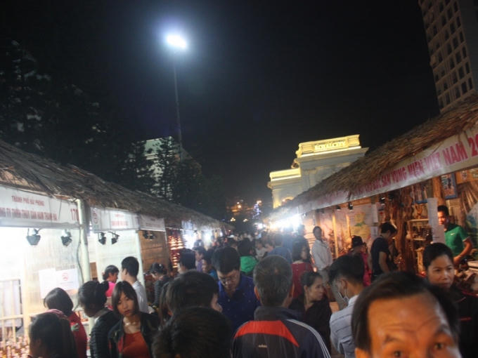 Rất đông người đã đên tham dự hội chợ.