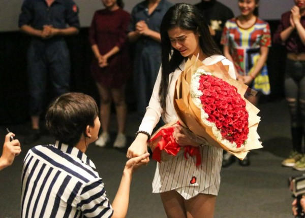 Tim quỳ gối cầu hôn Trương Quỳnh Anh sau 6 năm gắn bó.