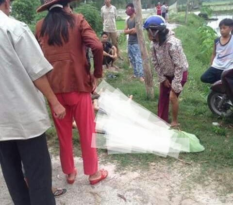 Thi thể của 2 mẹ con được đưa lên bờ. (Ảnh: ĐXK).