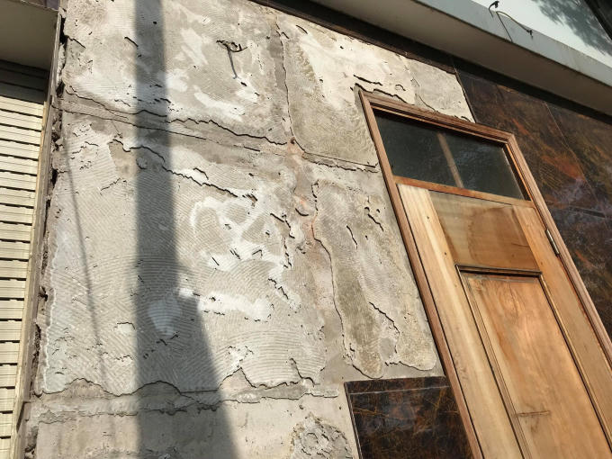 Nhiều viên gạch ốp tường tại nhà A1-01 đã rơi được cho là do tác động của quá trình khoan cọc nhồi.