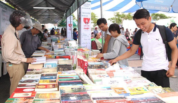 Độc giả có nhiều lựa chọn khi tham dự Tuần lễ sách. (Ảnh: Báo Đà Nẵng)