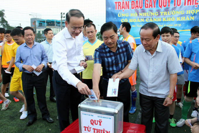 Giám đốc Sở TTTT Phan Tấn Linh, Chủ tịch Hội nhà báo Hà Tĩnh Nguyễn Xuân Hải cũng có mặt đóng góp ủng hộ các hoàn cảnh đặc biệt khó khăn.