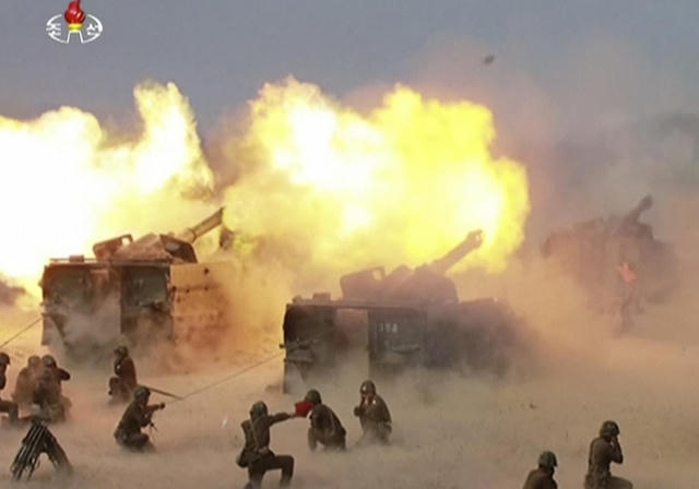 Hàng trăm khẩu pháo đã đồng loạt khai hỏa về phía biển trong cuộc tập trận ngày 25/4 của Triều Tiên. (Ảnh: KRT)