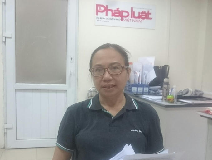 Bà Hoàng Kim Anh trao đổi sự việc với phóng viên.