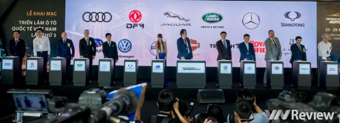 Đại diện các thương hiệu xe cùng tham gia nghi thức khai mạc triển lãm VIMS 2017