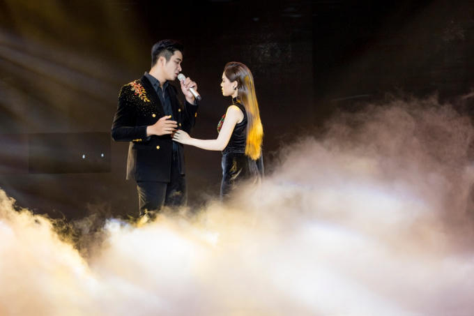 Giang Hồng Ngọc - H&ograve;a Minzy nắm tay nhau gi&agrave;nh giải nhất tuần đ&ecirc;m nhạc