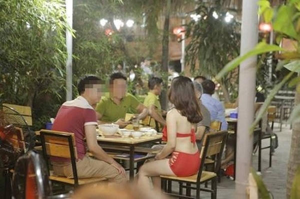 Hình ảnh cô gái ăn mặc "mát mẻ" phục vụ thực khách trại nhà hàng lẩu bò T.B.