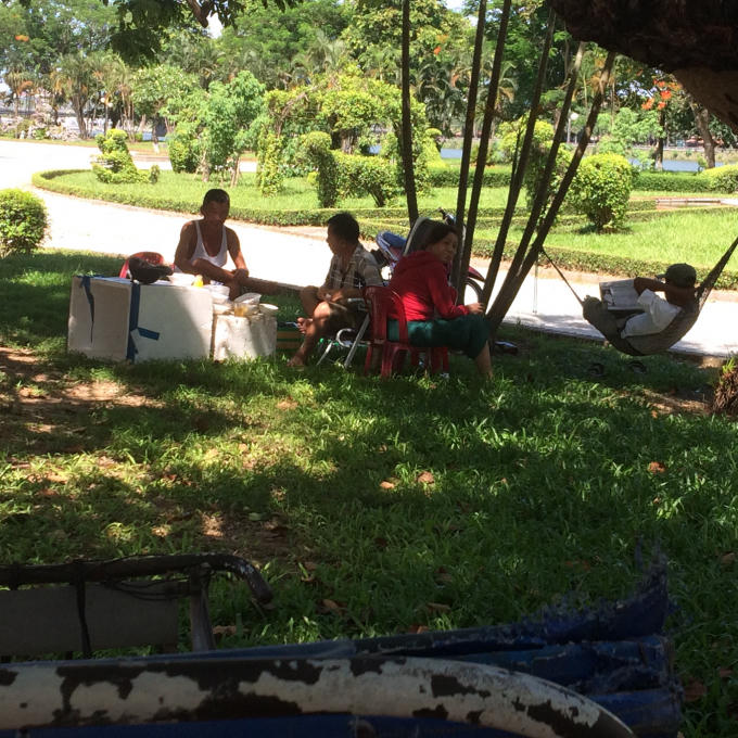 Nhiều người mang theo võng, chiếu, gường xếp ra công viên dọc bờ sông để hóng mát, nghỉ trưa.