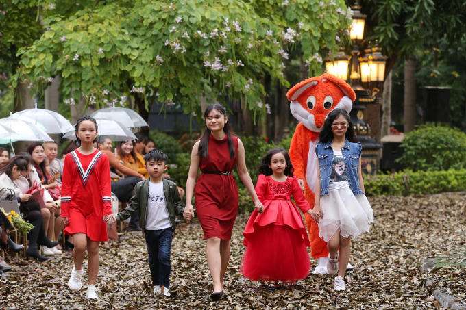 Phần trình diễn của Kate Nguyễn cũng là thời điểm cơn mưa trở nên nặng hạt hơn, lúc này, các người diễn tiếp tục cầm ô trong suốt để hoàn thiện phần trình diễn của mình.