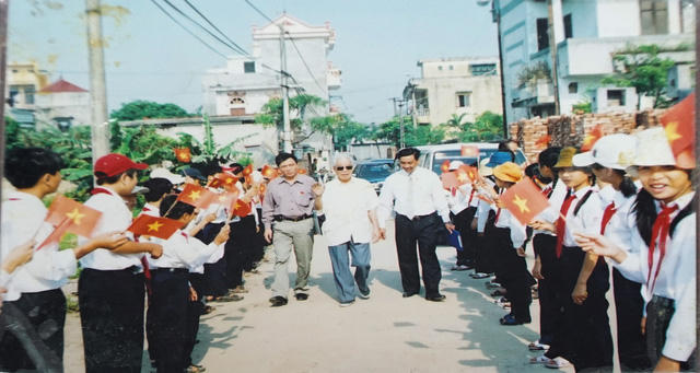 Nguyên Tổng Bí thư Đỗ Mười về xã Đông Mỹ dự Lễ kỷ niệm 80 năm thành lập Chi bộ Đông Phù năm 2010.
