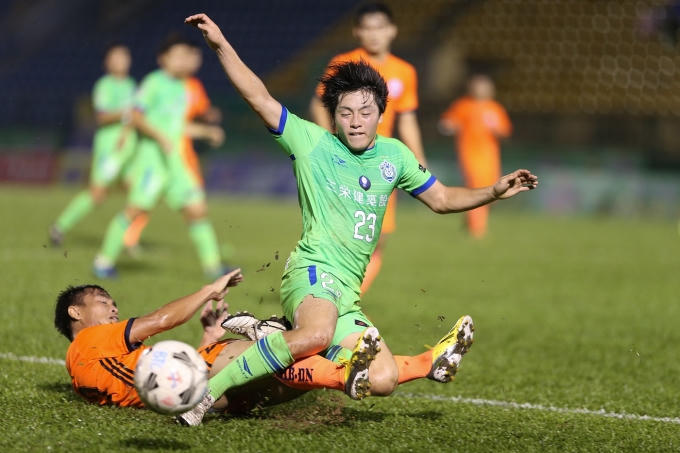 Do tính chất quan trọng của trận chung kết nên cầu thủ SHB Đà Nẵng và Shonan Bellmare thi đấu rất quyết liệt.