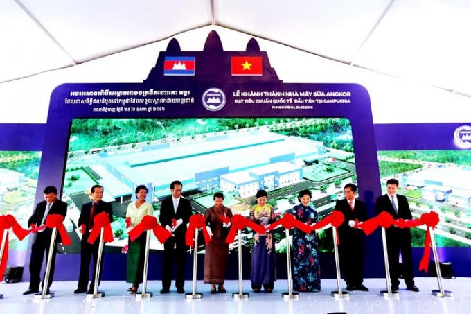 Bà Men Sam On, Phó Thủ tướng Chính phủ Campuchia cùng lãnh đạo nhiều cơ quan, ban ngành của Campuchia và Việt Nam cắt băng khánh thành nhà máy sữa Angkor - nhà máy sữa chuẩn quốc tế đầu tiên và duy nhất tại Campuchia.