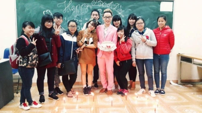 Trúc Nhân khoe hình chụp với các fan trong fanclub.