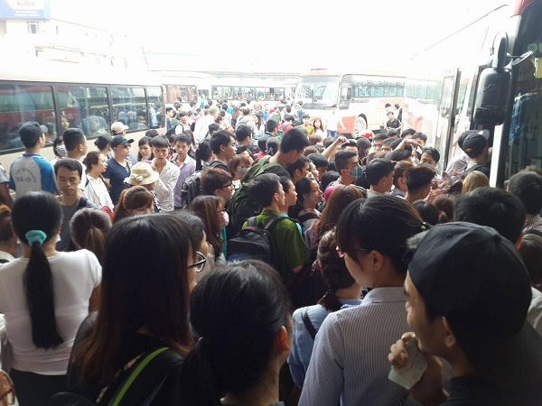 Dòng người chen chúc về quê, nhà xe mượn cớ tăng giá gấp đôi