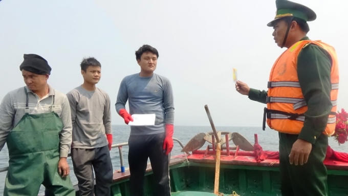 BĐBP Quảng Bình kiểm tra và giải thích về việc vi phạm chủ quyền vùng biển Việt Nam.