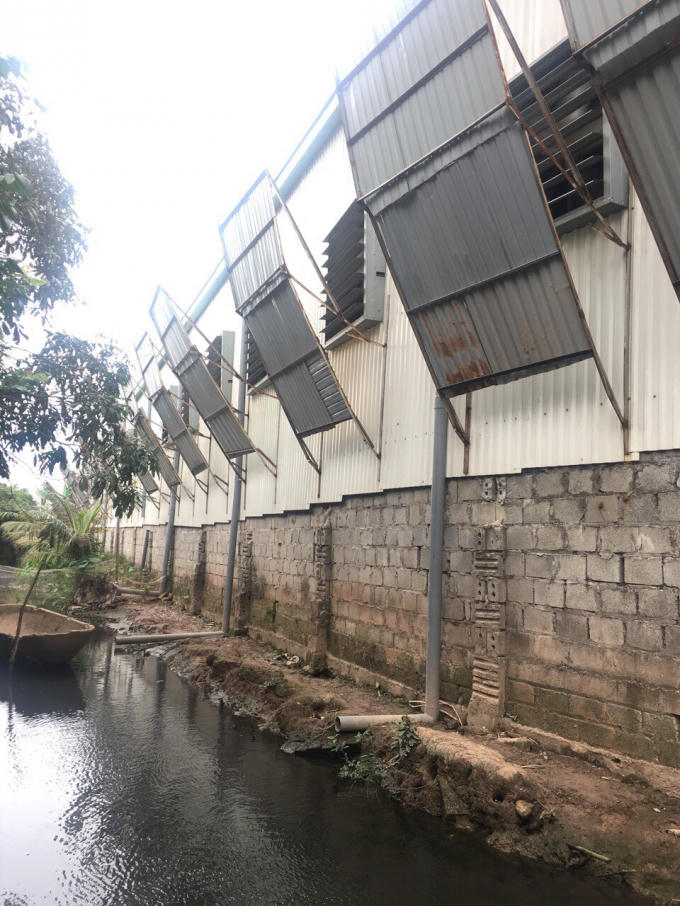 Công ty Leo che chắn quạt thông gió một cách qua loa.