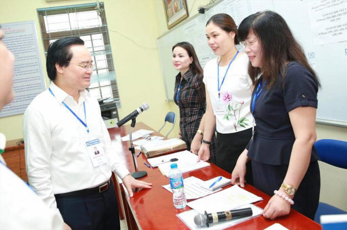 Bộ trưởng kiểm tra công tác triển khai thi và động viên các cán bộ. (Ảnh: Lao động)