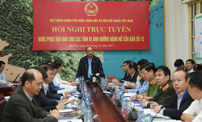 Thủ tướng chủ trì hội nghị khắc phục hậu quả bão số 12