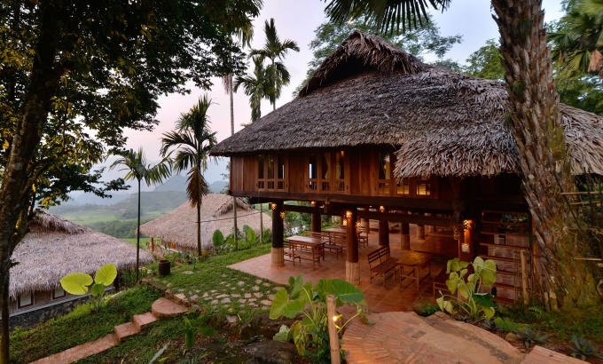 Nhà sàn được xây dựng tại đây. Theo chính quyền địa phương thì khu du lịch này xây dựng khi chưa có quy hoạch.