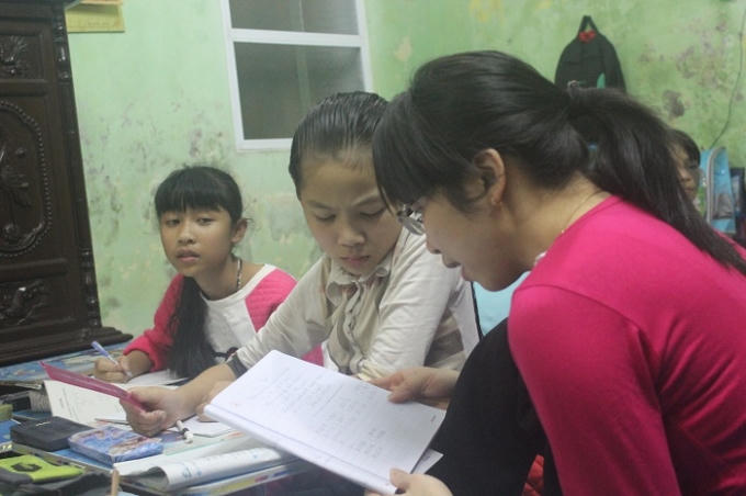 Cô giáo Lý đang say sưa giảng bài cho các em học sinh.