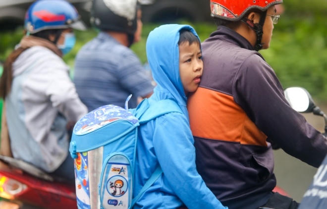 Nhiệt độ xuống thấp hơn thường ngày khiến cả người lớn, trẻ nhỏ đều phải khoác áo ấm khi ra đường.