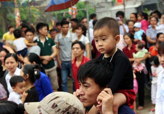 Cùng bố đi xem lễ hội. (Ảnh: Đức Biên).