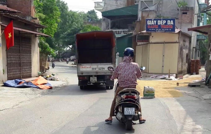 H&agrave; Nội: Mặt đường bị &ldquo;biến&rdquo; th&agrave;nh s&acirc;n phơi th&oacute;c l&uacute;a