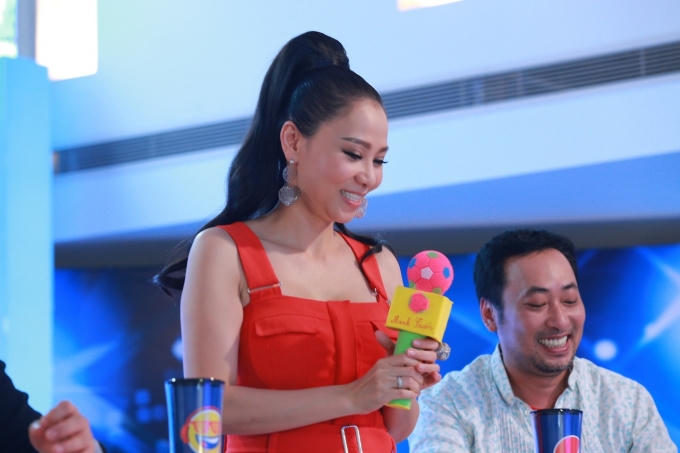 Thu Minh trên ghế nóng.