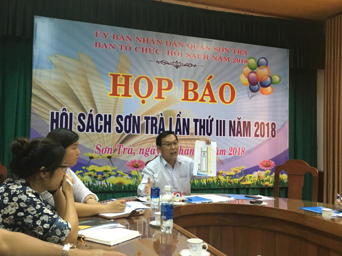Phó chủ tịch quận Sơn Trà Nguyễn Đắc Xứng chia sẻ thông tin về hội sách.