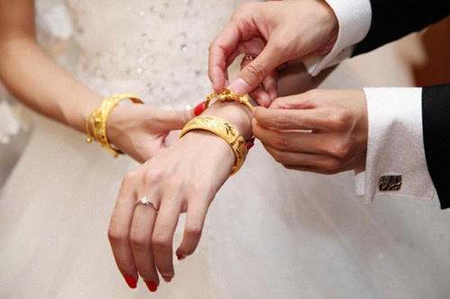 Chồng tôi yêu cầu tôi trả toàn bộ vàng cưới mà nhà chồng cho tôi lúc kết hôn.