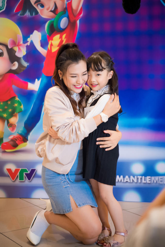 Hoàng Oanh thấy mình trẻ gần chục tuổi khi dẫn Vietnam Idol Kids
