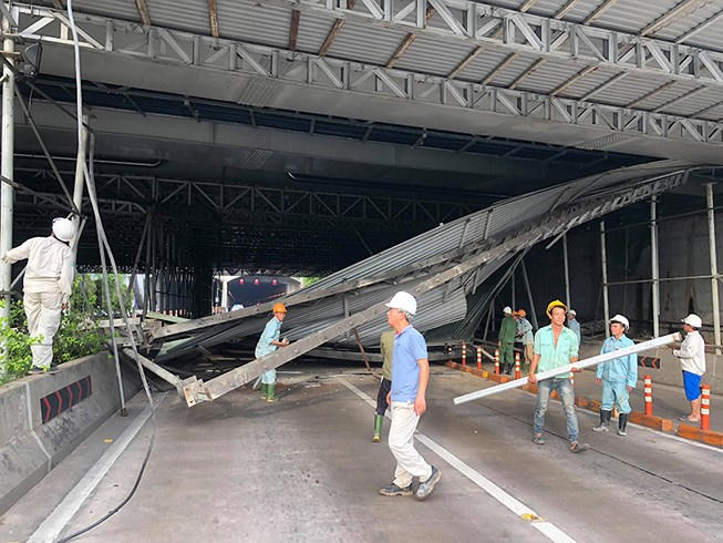 Sập gi&agrave;n gi&aacute;o trước hầm Thủ Thi&ecirc;m, giao th&ocirc;ng &ugrave;n tắc cục bộ