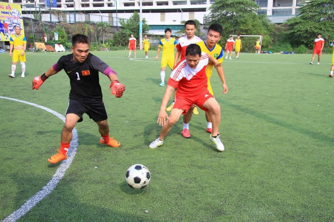Trận đấu bán kết giữa FC Báo chí Nghệ An và FC Doanh nghiệp Nghệ An diễn ra hấp dẫn, kịch tính và có nhiều bàn thắng đẹp được khán giả trên sân liên tiếp tán thưởng.