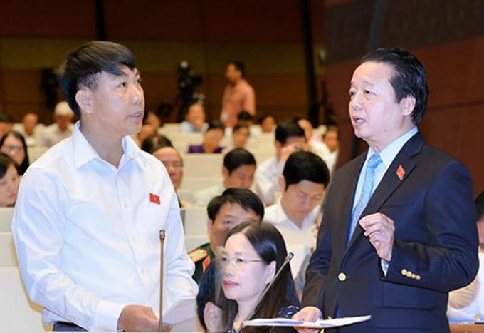 Đại biểu Trần Tất Thế (trái) chất vấn Bộ trưởng Tài nguyên và môi trường Trần Hồng Hà. (Ảnh: ANTĐ)