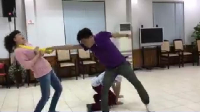 Trung ruồi khá tập trung với vai diễn của mình trong Táo Quân 2017