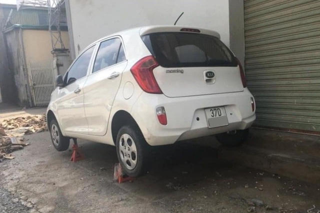... trong khi chủ xe này tận dụng một bên bậc nhà, bên còn lại sử dụng kích đặt ở xương khung xe.