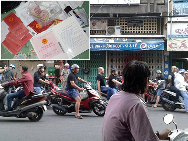 Nhiều người đàn ông xăm trổ tới yêu cầu chủ nhà trên đường Nguyễn Thiện Thuật (quận 3) mở cửa “nói chuyện”. Ảnh: NT