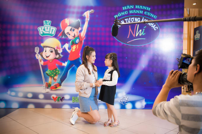 Hoàng Oanh thấy mình trẻ gần chục tuổi khi dẫn Vietnam Idol Kids