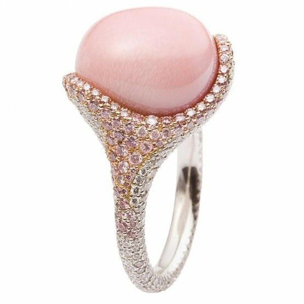 Nhẫn ngọc ốc xà cừ cẩn kim cương hồng và trắng của MIKIMOTO