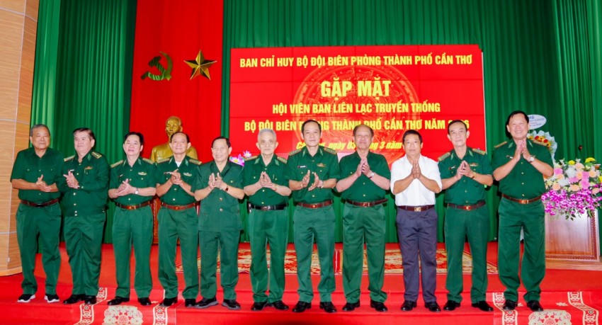 Các đại biểu chụp hình lưu niệm tại buổi gặp mặt