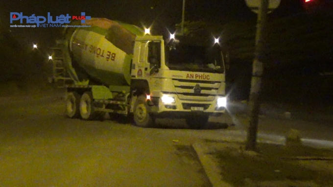 Các xe bồn "vô tư" chạy ngược chiều gây nguy hiểm cho người tham gia giao thông.