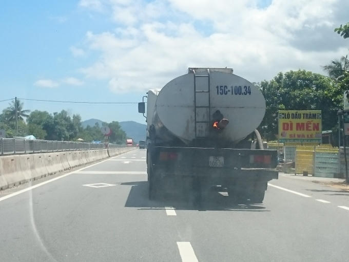 Huế: Xe tải bốc ch&aacute;y ở đu&ocirc;i xe, t&agrave;i xế vẫn thản nhi&ecirc;n lưu th&ocirc;ng tr&ecirc;n QL 1A