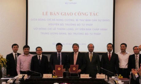 Đồng chí Hà Hùng Cường - nguyên Bộ trưởng Bộ Tư pháp và đồng chí Lê Thành Long - Ủy viên Ban Chấp hành Trung ương Đảng, Bộ trưởng Bộ Tư pháp trong lễ bàn giao công tác.