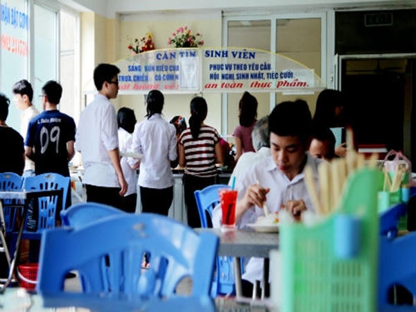 Căng tin ở kí túc xá Mễ Trì có không gian rộng rãi, bàn ghế sạch sẽ, là sự lựa chọn của học sinh trường THPT Chuyên Khoa học Tự nhiên và sinh viên, cán bộ trường Đại học.